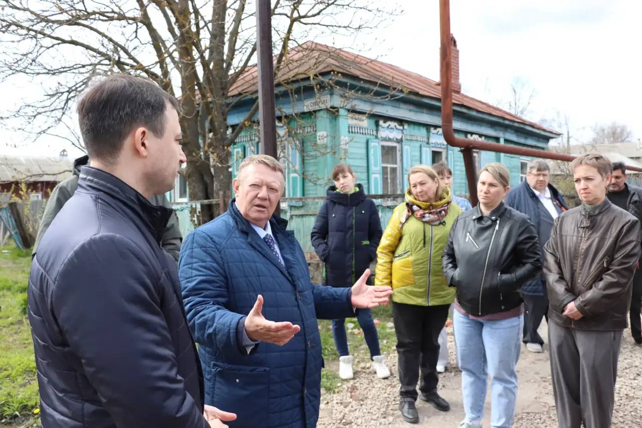 Жители Балашова пожаловались Панкову на грунтовые дороги, в которых застревают трактора